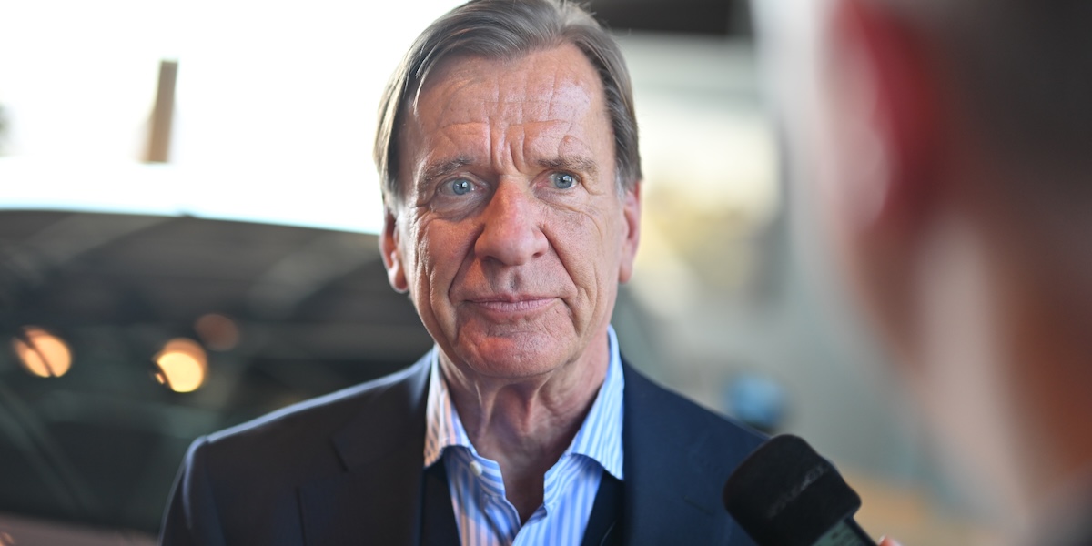 Krisdrabbade Volvo Cars pressas från två håll