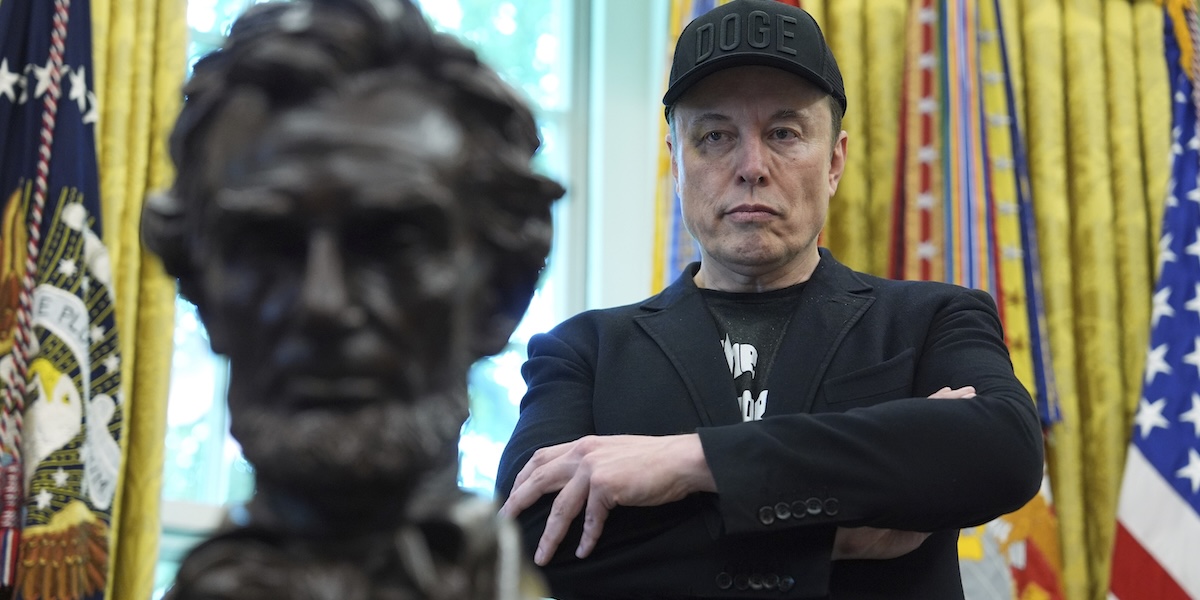Tesla blöder medan Musk bygger parti
