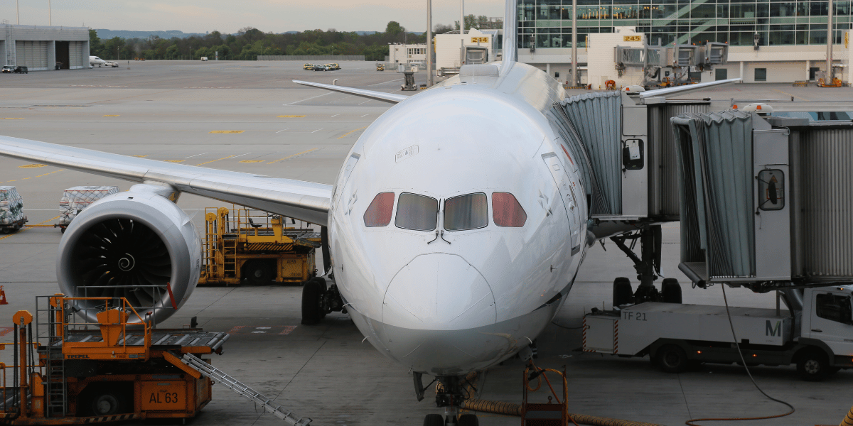 SAS lanserar reklamfilm med Kinnaman – men stänger ned jultrafiken