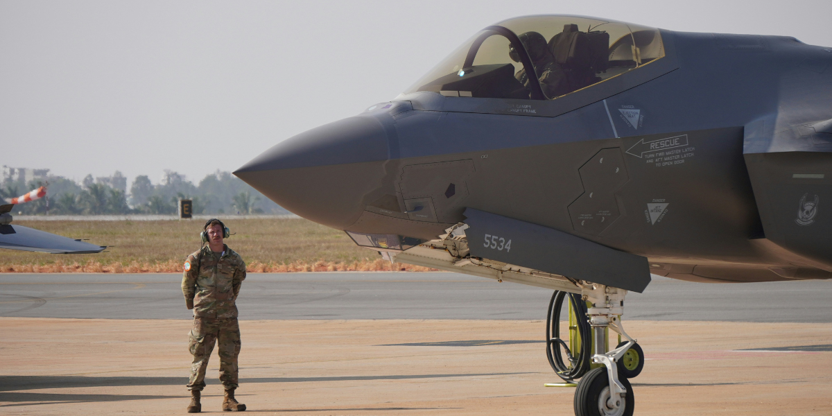 Prislappen för hög för F-35 – nu sneglar landet på Gripen