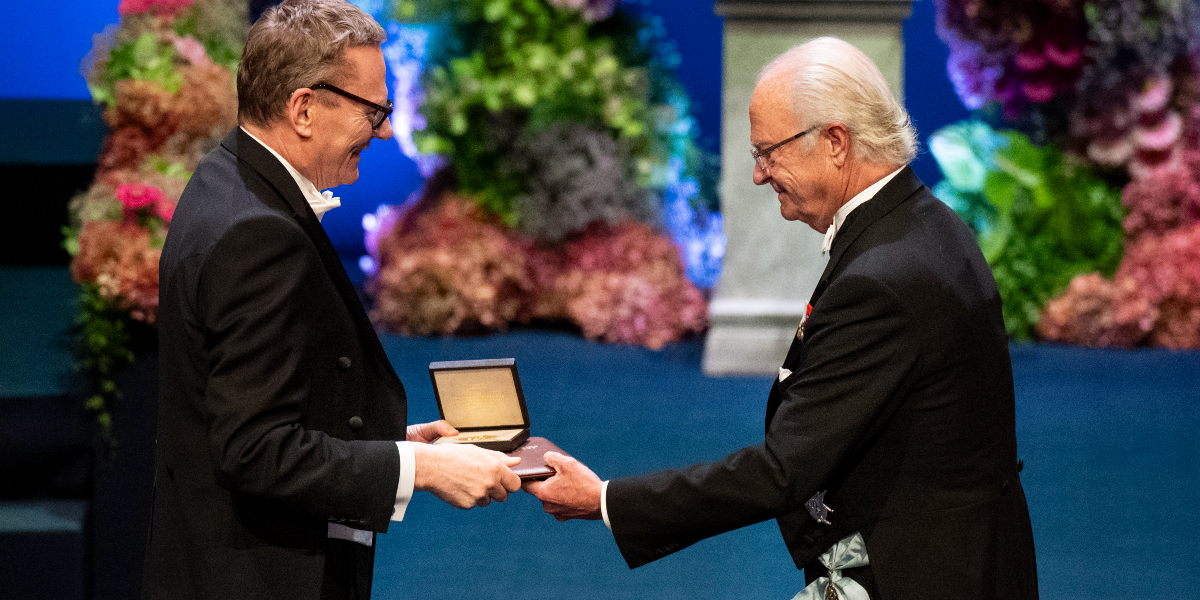 Nobelpristagare varnar: Demokratin är hotad
