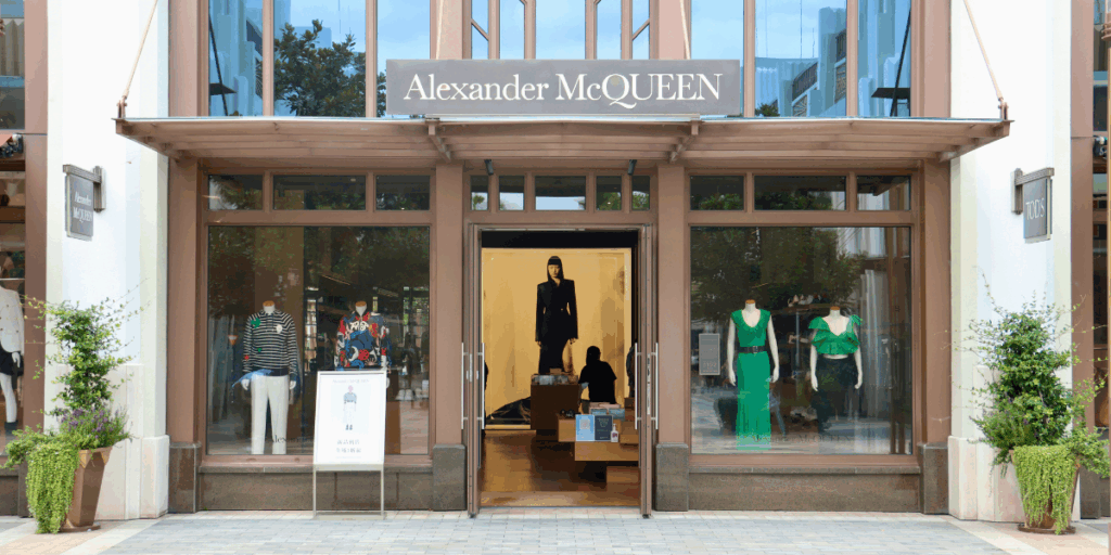 Alexander Mcqueen är drabbade i denna härva. (Foto: Taha on Unsplash)