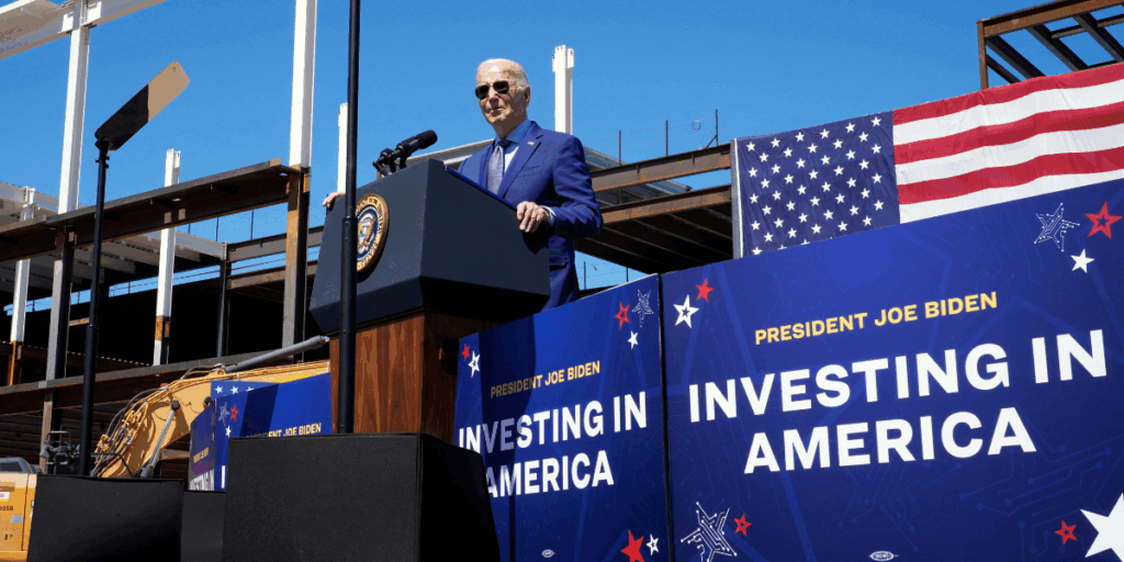 President Joe Biden talar om ett avtal för att ge Intel upp till 8,5 miljarder dollar i direkt finansiering och 11 miljarder dollar i lån för datorchippfabriker i Arizona, Ohio, New Mexico och Oregon. (Foto: Jacquelyn Martin/AP/TT)
