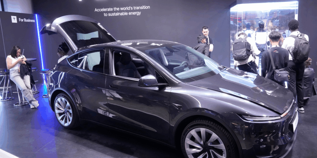 Det rimmar ju sisådär med politiken Donald Trump har och där Elon Musk är rätt involverad. (Foto: Michel Euler/AP/TT)