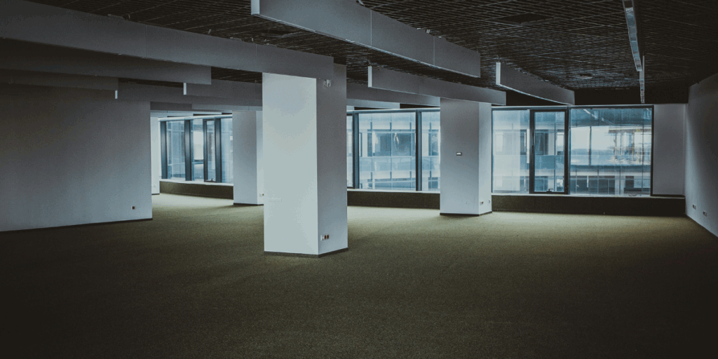 Tomma lokaler och fönster med sopsäckar över. (Foto: Sergei Wing on Unsplash)