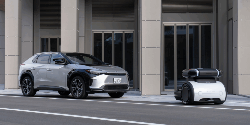 Elbilar på gatorna tillsammans med en massa andra fordon. (Foto: Toyota)