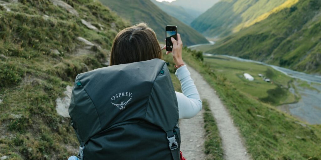 Resväskan lockar mer än kontoret när unga prioriterar frihet framför anställning. (Foto Unsplash)