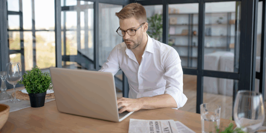 Strunta i din självbild och anmäl om du utsätts. Det kan rädda andra. (Foto: Canva)