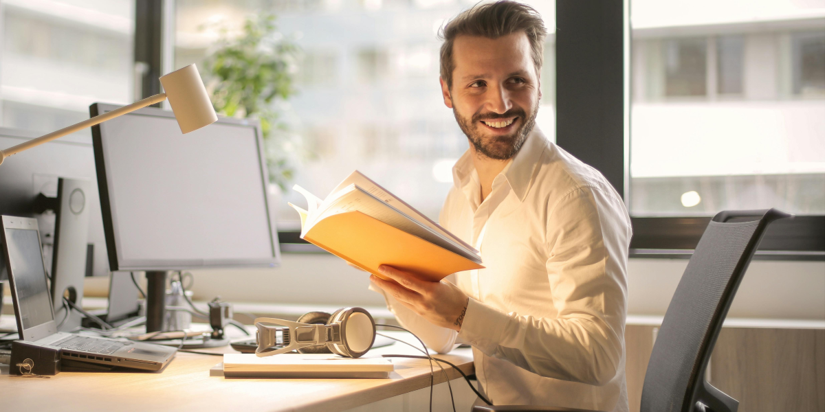 Samtalen på fikarasten kan ge högre lön än teknisk kunskap