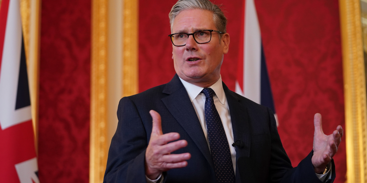 Britterna klamrar sig fast vid sina arbetsplatser