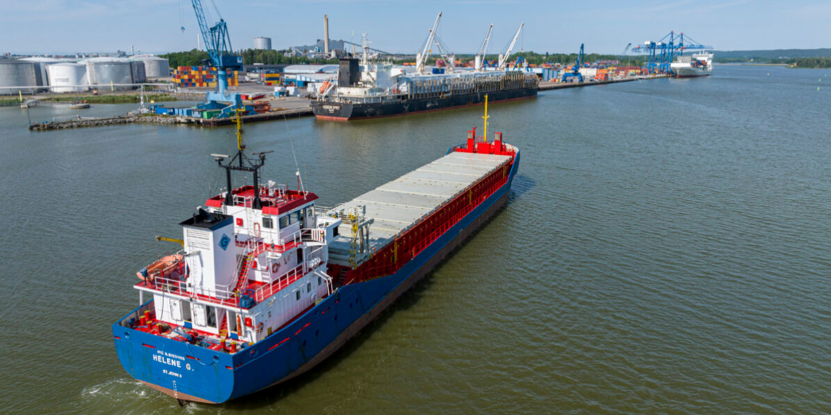 Kris i skogsindustrin tvingar svensk hamn till varsel