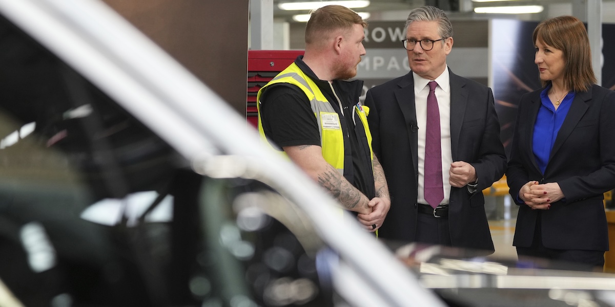 Efter attacken – bilfabriker rullar igång