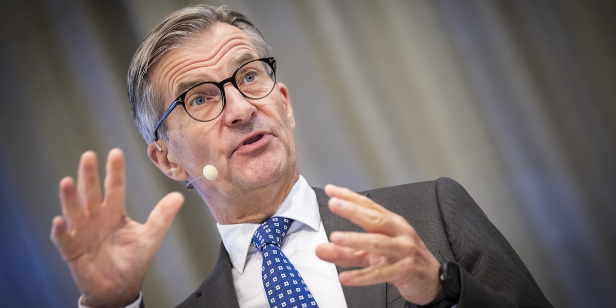 Thedéen avfärdar politikernas bankkritik