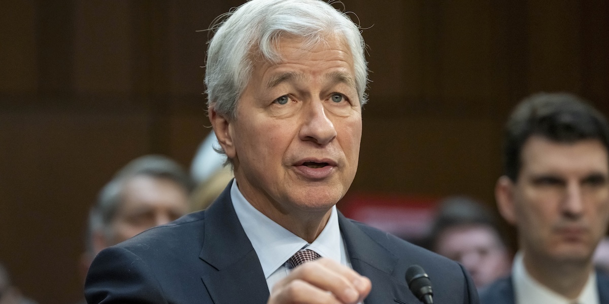 Klimatet får vänta – JP Morgan satsar miljarder på USA:s försvar