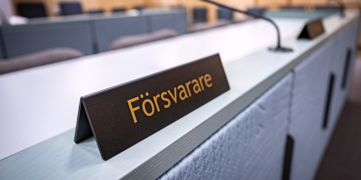 Advokat satt tyst under hel rättegång – sågas av domstolen