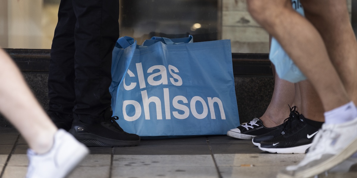 Clas Ohlson hotar anställda med uppsägning