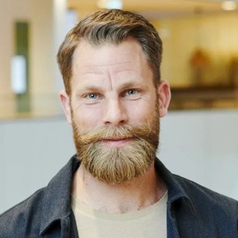 Magnus Hjelmér, vardagsekonom på Ica Banken, fotograferad i ljus kontorsmiljö