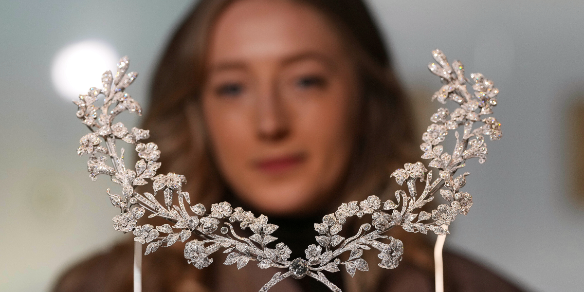 Börsen gjorde dem rika – nu frossar de i smycken