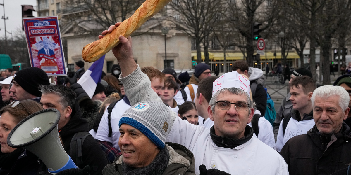 Frankrike nära att falla sönder – kostnaderna skenar