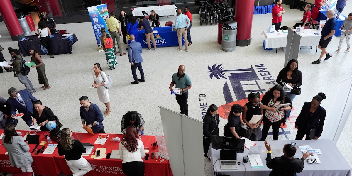 Bara två sektorer anställer – resten av USA skär ner