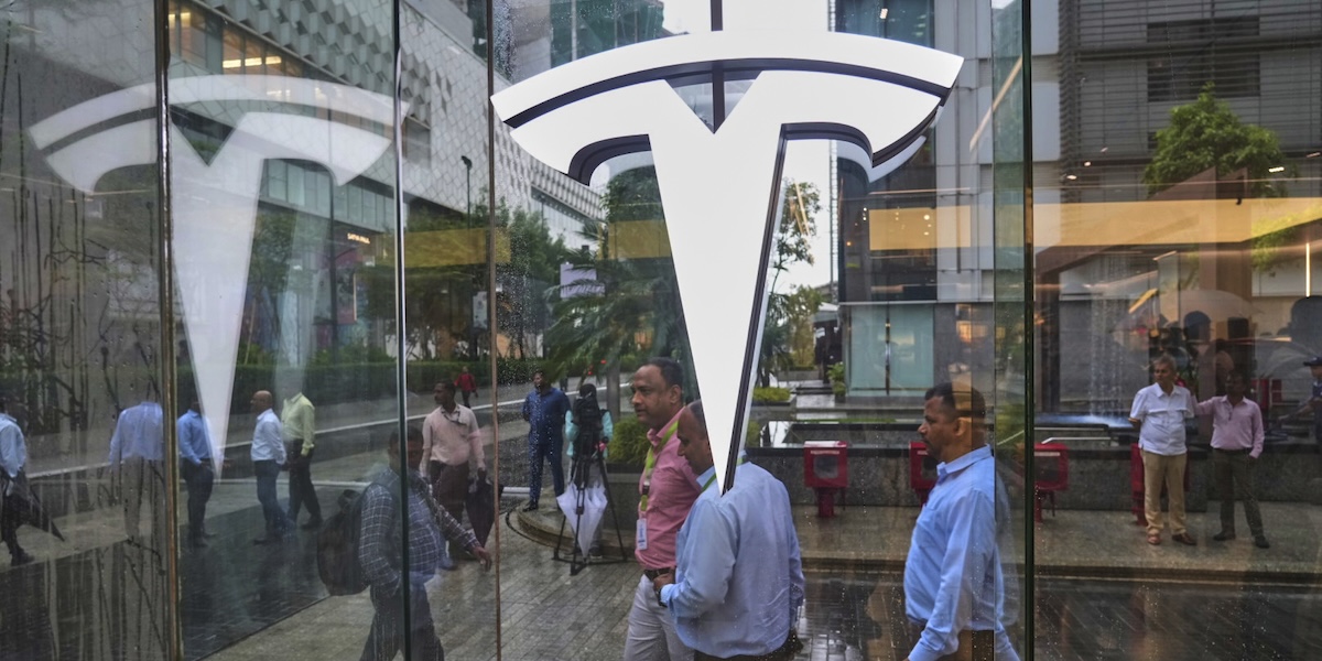 Nybilsförsäljningen minskar – Tesla rasar