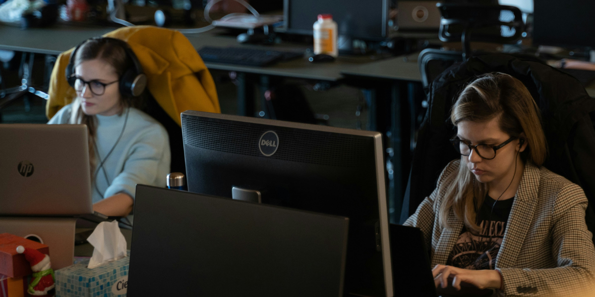 Kaos när bolag kräver kontorsnärvaro: Anställda slåss om platserna