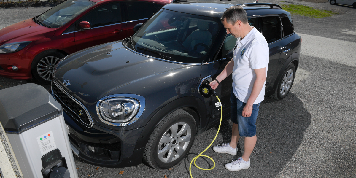 Bensinbilen blir populär igen – på elbilens bekostnad